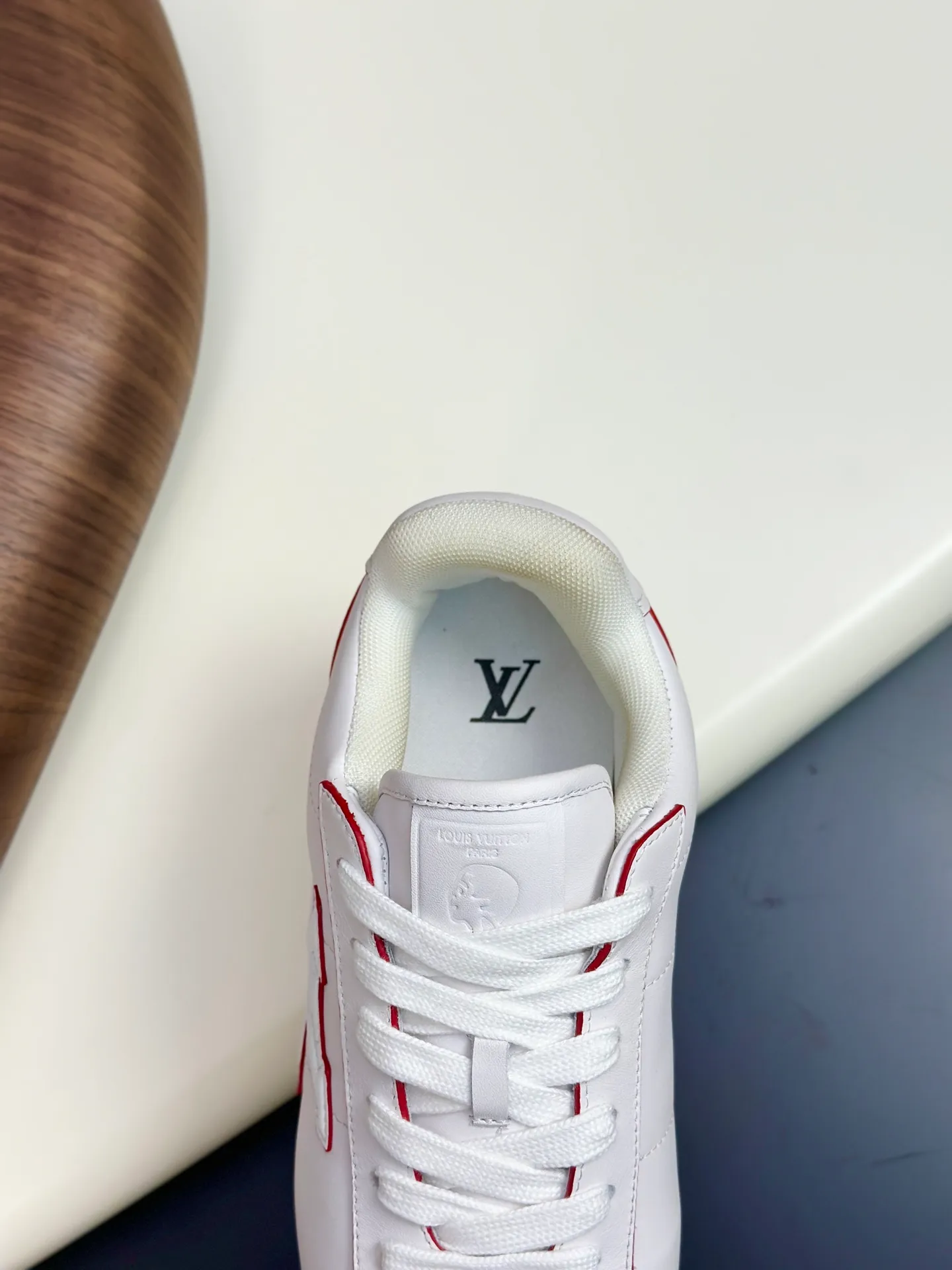 Factory direct sale ¥700💰Full set of packaging💰Top version LV-Louis Vuitton-Classic catwalk new style 1:1 developed replica of the original version! ! The upper foot is very comfortable. It is made of luxurious materials and fine workmanship. The midsole is printed with English letters "Made in Europe". The upper is made of calfskin imported from Italy. The side is decorated with the brand's LOGO and signature. The latest latex foot pads and mesh lining make the foot feel super comfortable. Original factory special supply of original two-color T men's shoes 💰U combination outsole. Bag technology Goodyear stitched edges Fabric: Exclusive custom first-layer cowhide Accessories: Exclusive private model Vuitton logo, lining: Customized silk mesh lining - first-layer silk cowhide lining Outsole: T men's shoes 💰U combination outsole wear-resistant, non-slip and anti-yellowing Foot pads: new latex pads-mesh sweat-absorbent Counter technology: fully computerized sewing machine wire drawing Toe cap Back cover Hot and cold shaping A complete set of pull-top lasts with medium and low logo patterns. Counter packaging - shoelaces, certificates, cards, instructions, certificates, dust bags. The most comprehensive packaging on the Internet. Men's model 339-44 (38/45 custom-made, non-returnable!